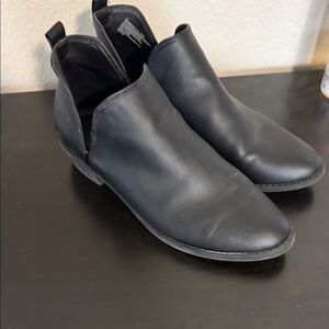 Universal Thread Sleek Black Ankle Boots